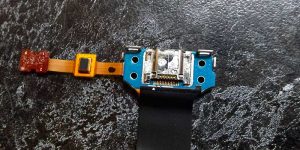 Разъем зарядки планшета Samsung после воды до ремонта - видны следы окисления на металле