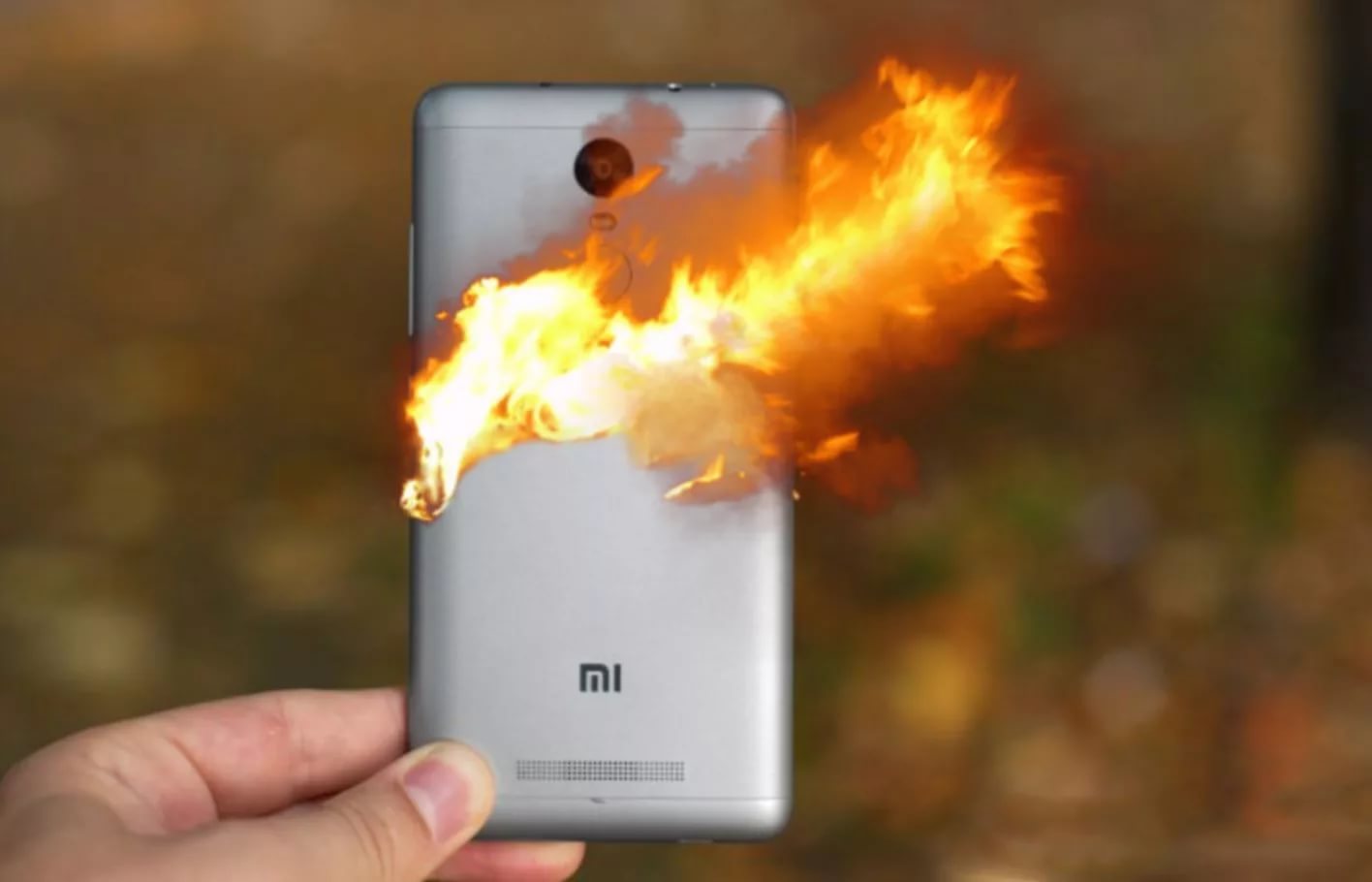 Почему загорелся самсунг. Сгорел смартфон. Взрыв смартфона. Горящий телефон.