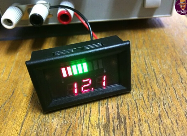 Присоединяемый индикатор заряда аккумулятора с гнездом для зарядки ВС 0.8