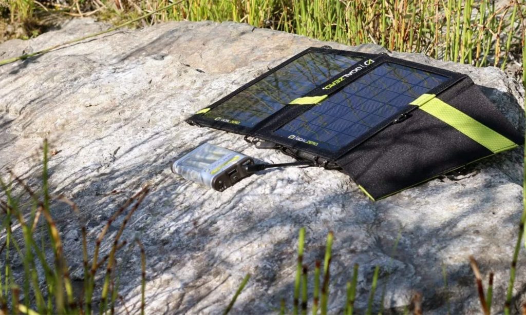 Как зарядить телефон в походе или на рыбалке: преимущества и недостатки переносных солнечных батарей