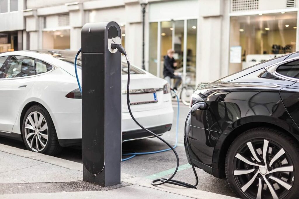 Как и где можно зарядить электромобиль Tesla, и что для этого нужно знать
